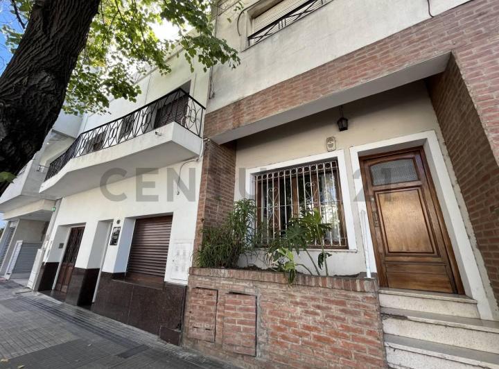 Casa · 242m² · 10 Ambientes · 1 Cochera
