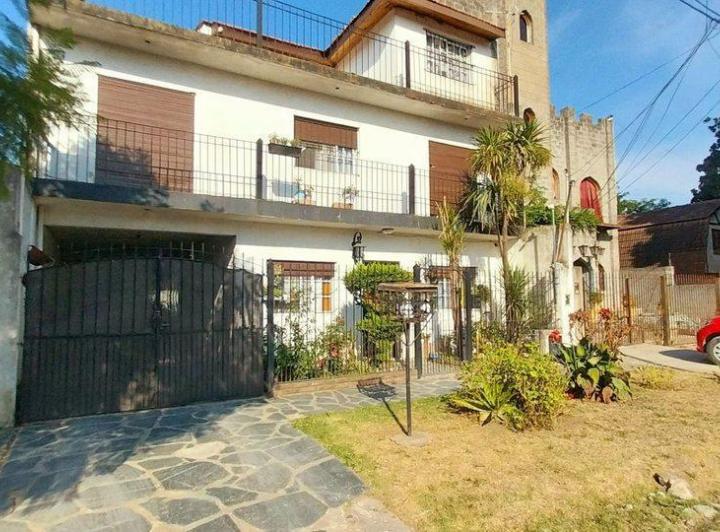 Casa · 130m² · 6 Ambientes · 2 Cocheras