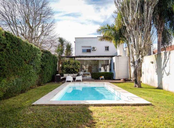 Casa · 250m² · 5 Ambientes · 3 Cocheras