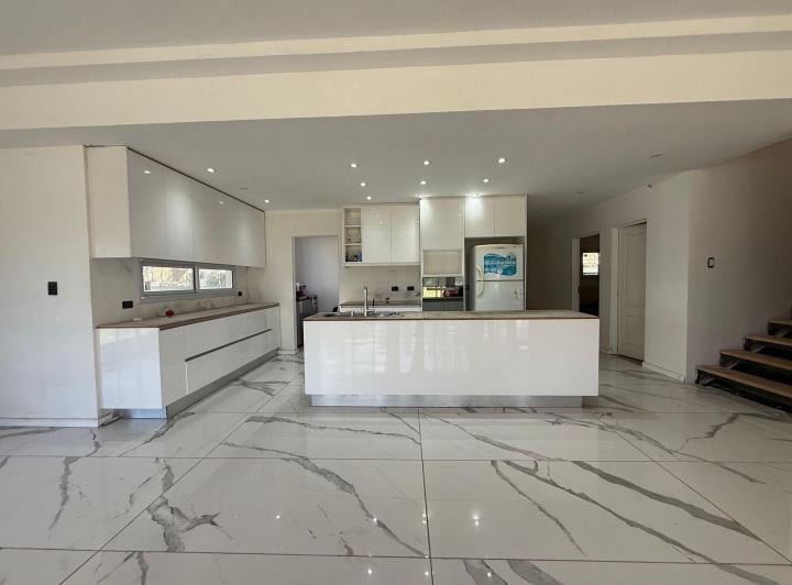 Casa · 337m² · 8 Ambientes · 2 Cocheras