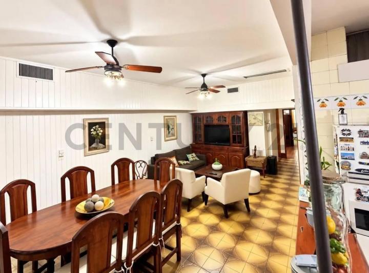 Casa · 200m² · 7 Ambientes · 1 Cochera