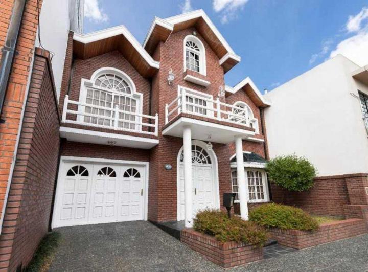 Casa · 270m² · 5 Ambientes · 2 Cocheras