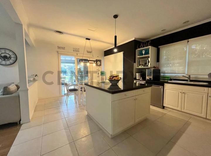 Casa · 350m² · 5 Ambientes · 4 Cocheras