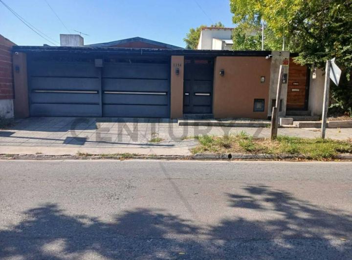 Casa · 220m² · 5 Ambientes · 3 Cocheras
