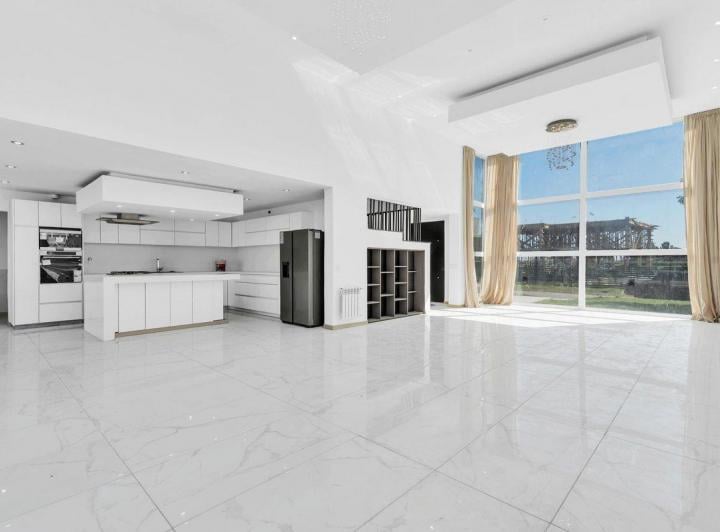 Casa · 400m² · 5 Ambientes · 4 Cocheras