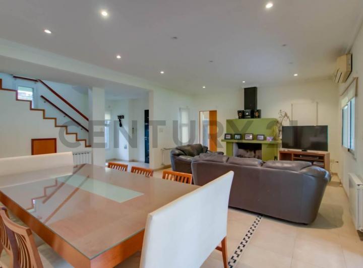 Casa · 213m² · 5 Ambientes · 2 Cocheras