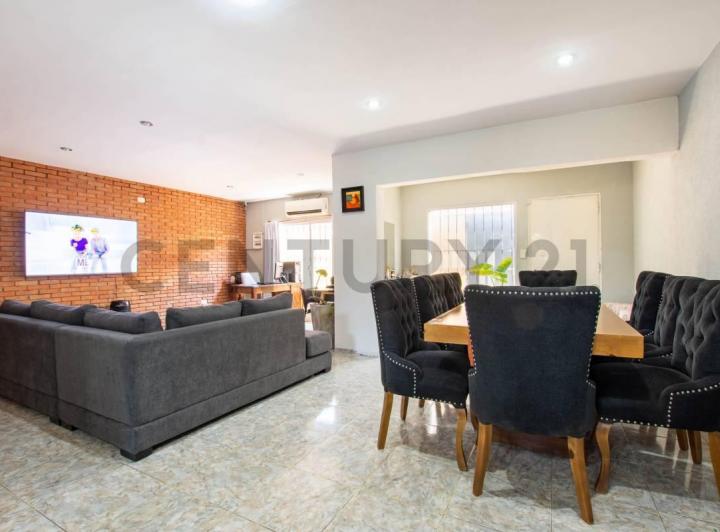 Casa · 230m² · 5 Ambientes · 2 Cocheras