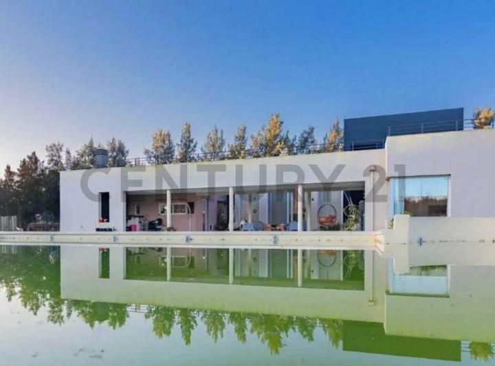 Casa · 270m² · 7 Ambientes · 3 Cocheras
