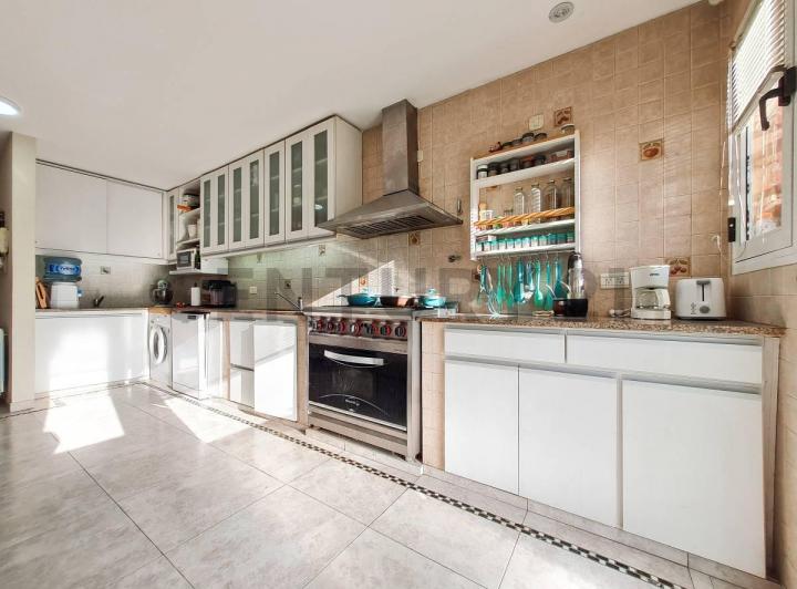 Casa · 209m² · 6 Ambientes · 3 Cocheras