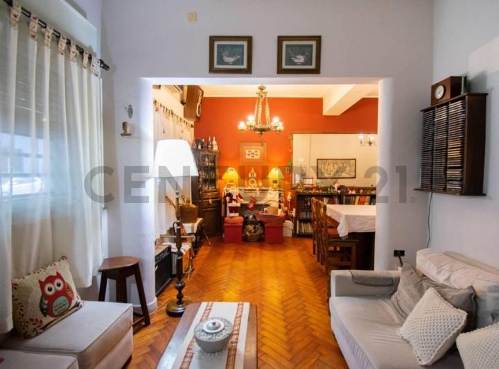 Casa · 325m² · 9 Ambientes · 1 Cochera