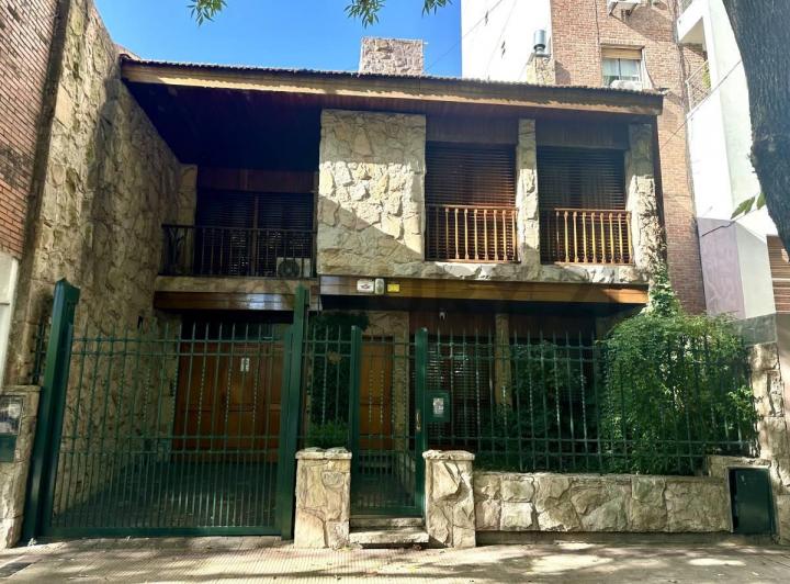 Casa · 320m² · 4 Dormitorios · 3 Cocheras