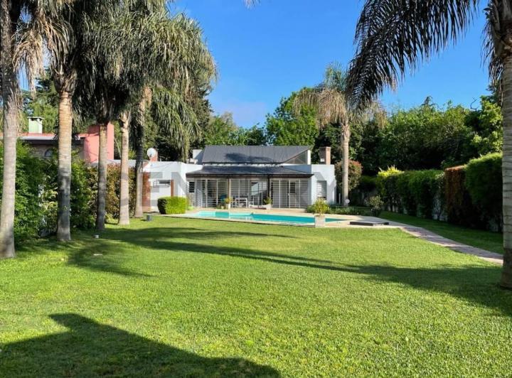 Casa · 300m² · 5 Ambientes · 3 Cocheras