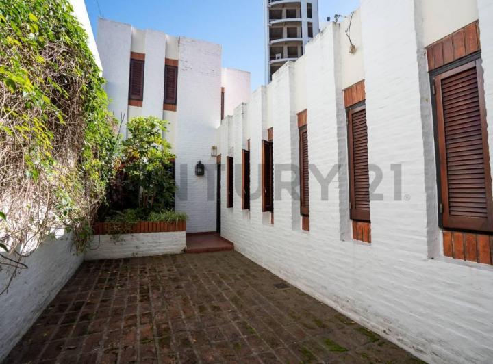 Casa · 219m² · 7 Ambientes · 3 Cocheras