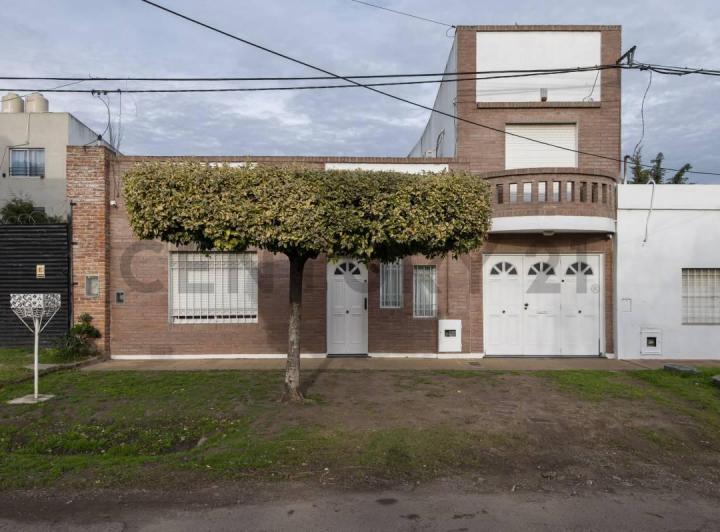 Casa · 170m² · 6 Ambientes · 2 Cocheras