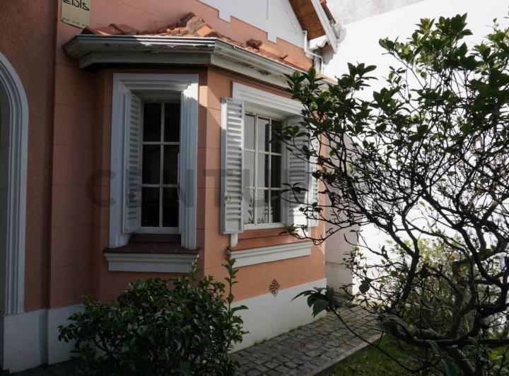 Casa · 220m² · 5 Ambientes · 1 Cochera