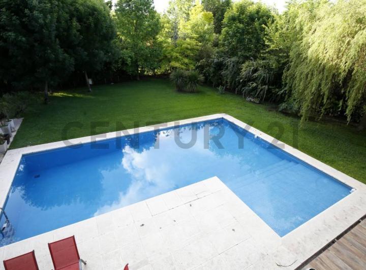 Casa · 400m² · 5 Ambientes · 4 Cocheras
