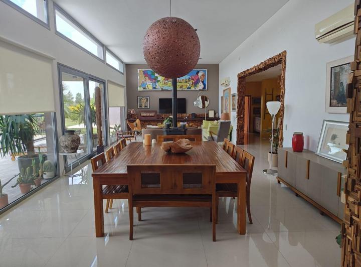 Casa · 457m² · 8 Ambientes · 3 Cocheras