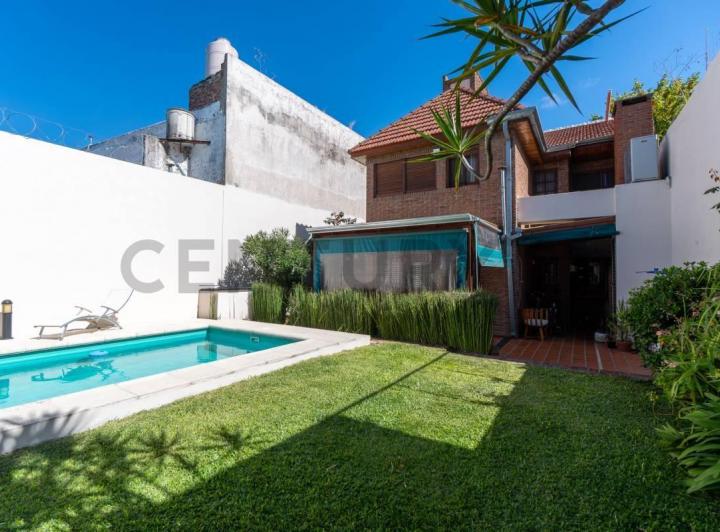 Casa · 227m² · 6 Ambientes · 2 Cocheras