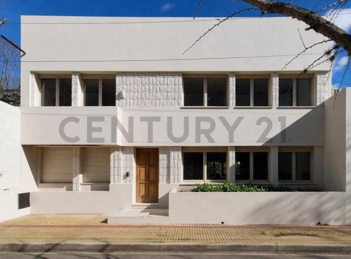 Casa · 290m² · 8 Ambientes · 3 Cocheras