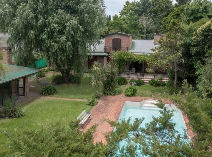 Casa · 218m² · 4 Dormitorios · 2 Cocheras