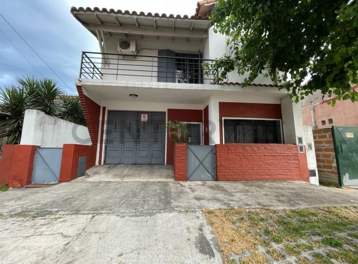 Casa · 217m² · 5 Ambientes · 2 Cocheras