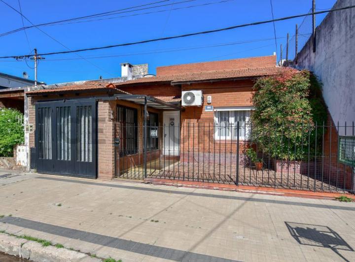 Casa · 167m² · 8 Ambientes · 1 Cochera
