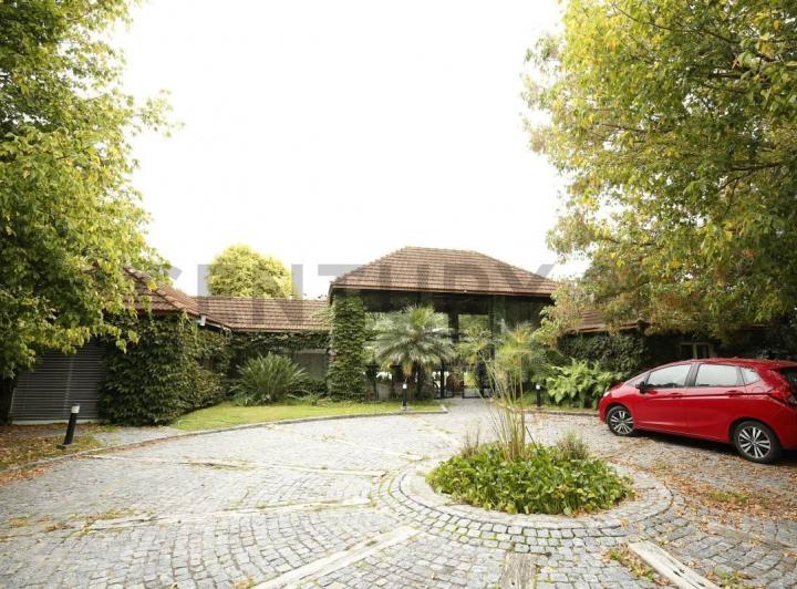 Casa · 500m² · 5 Ambientes · 3 Cocheras