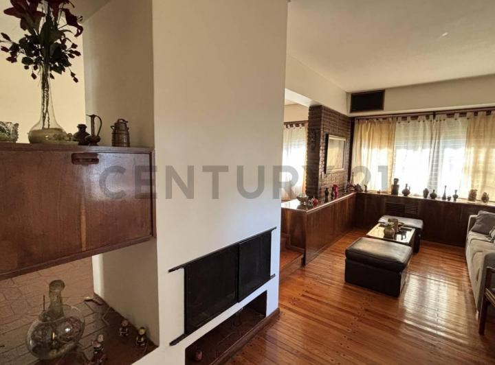 Casa · 164m² · 6 Ambientes · 2 Cocheras