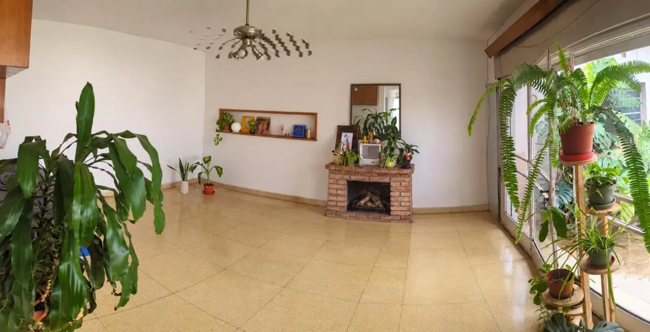 CENTRO - PINTORESCA CASA DE DOS DORMITORIOS - PATIO Y TERRAZA