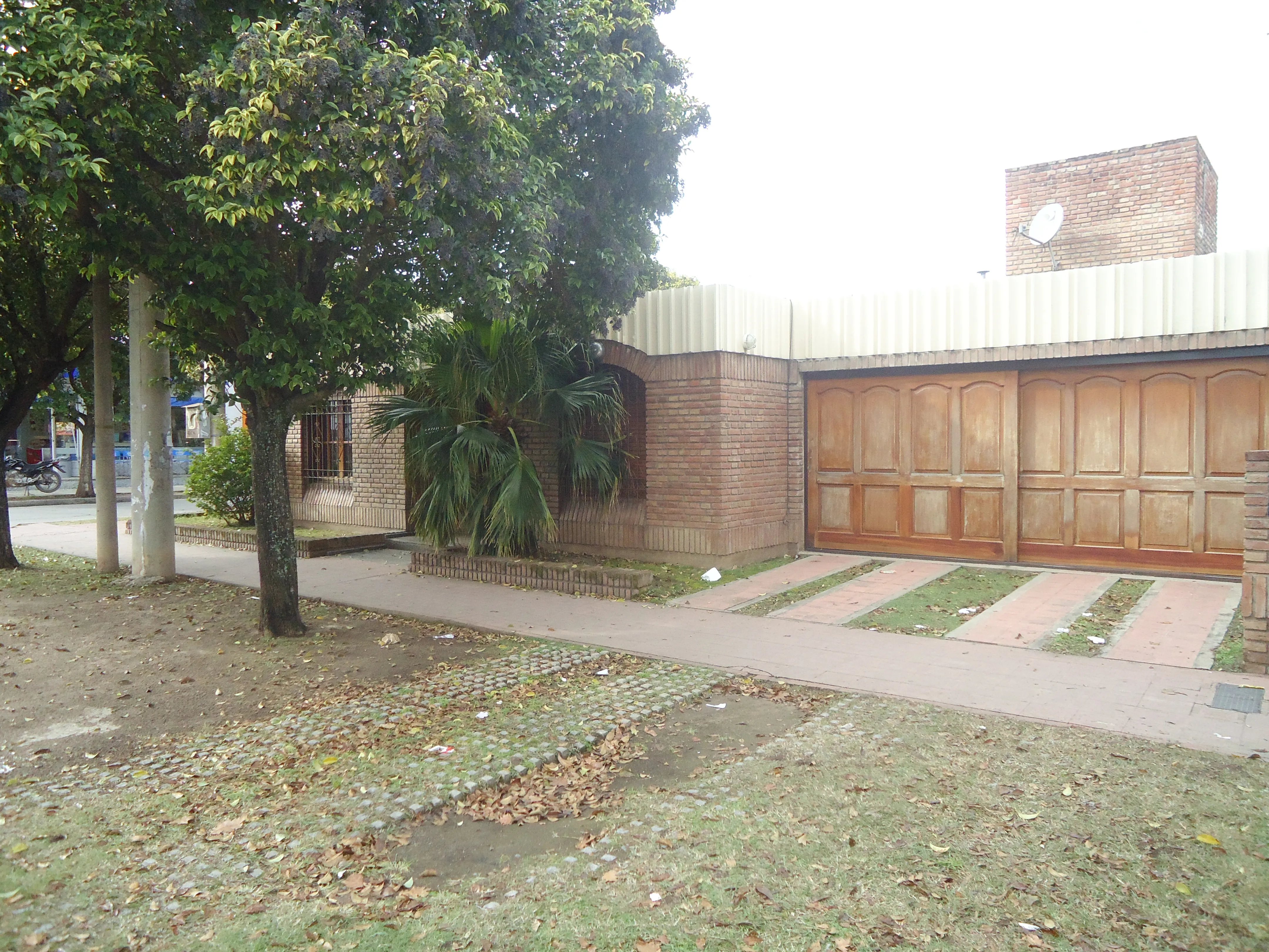 CASA, GARAGE DOBLE, PATIO, ASADOR, DOS DORMITORIOS Y ESCRITORIO/DORMITORIO EXTRA, ZONA SHOPPING VILLA CABRERA