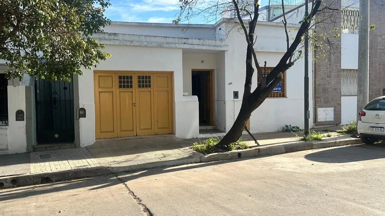 SE VENDE CASA - 3 DORMITORIOS - COCHERA - PATIO - BARRIO JUNIORS