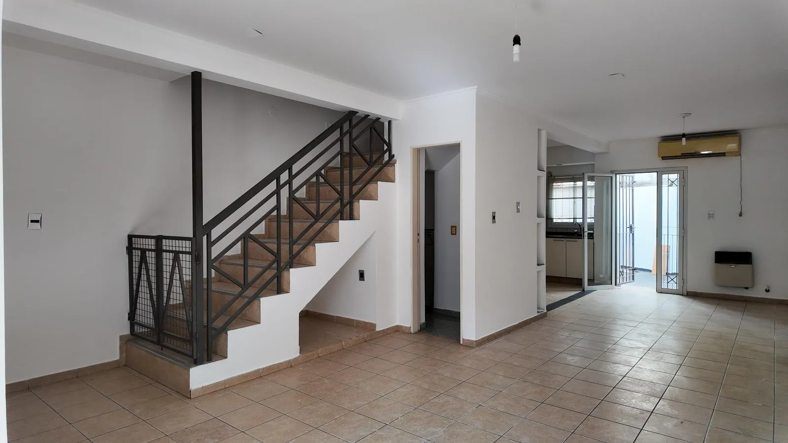 ALQUILER | Amplio Dúplex 2 Dorm 2 Baños y Toilette Con Cochera y Patio a Metros del Nuevo Centro - THO11169035