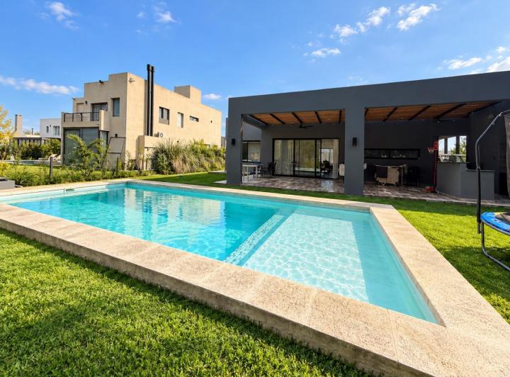 Casa · 122m² · 4 Ambientes · 4 Cocheras