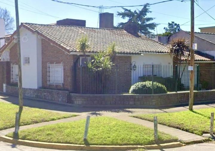 Casa · 135m² · 4 Ambientes · 2 Cocheras