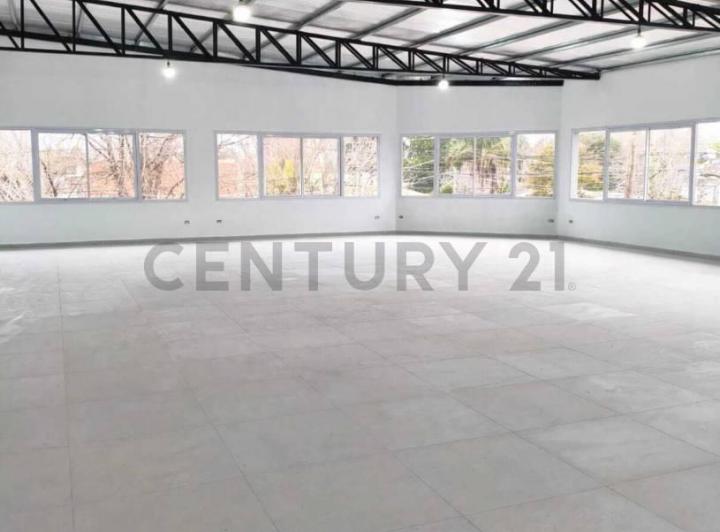 Local comercial · 240m² · 2 Cocheras