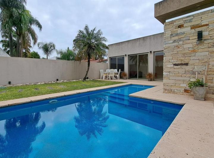 Casa · 295m² · 2 Ambientes · 2 Cocheras