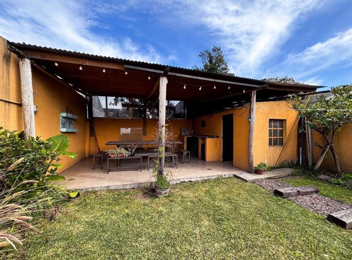 Casa · 212m² · 5 Ambientes · 3 Cocheras