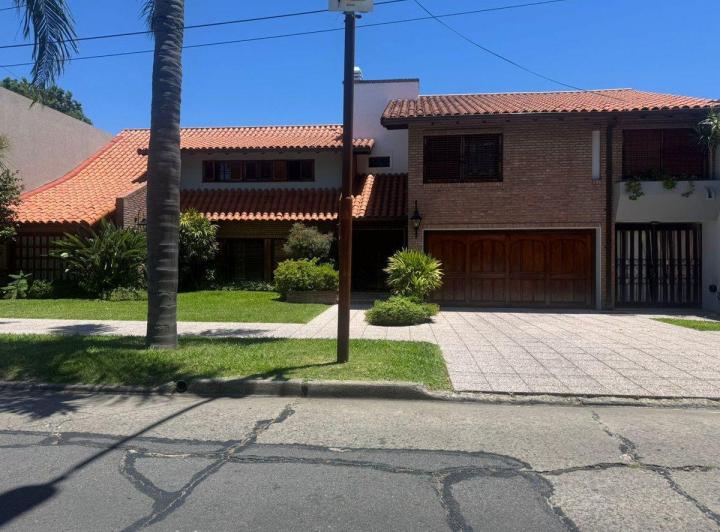 Casa · 385m² · 6 Ambientes · 6 Cocheras