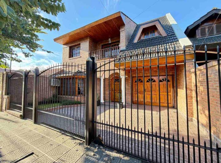 Casa · 197m² · 4 Ambientes · 2 Cocheras
