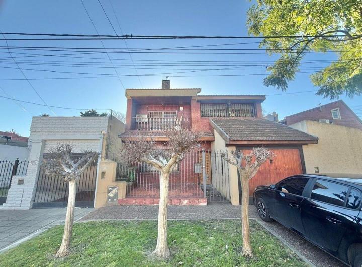 Casa · 90m² · 5 Ambientes · 1 Cochera