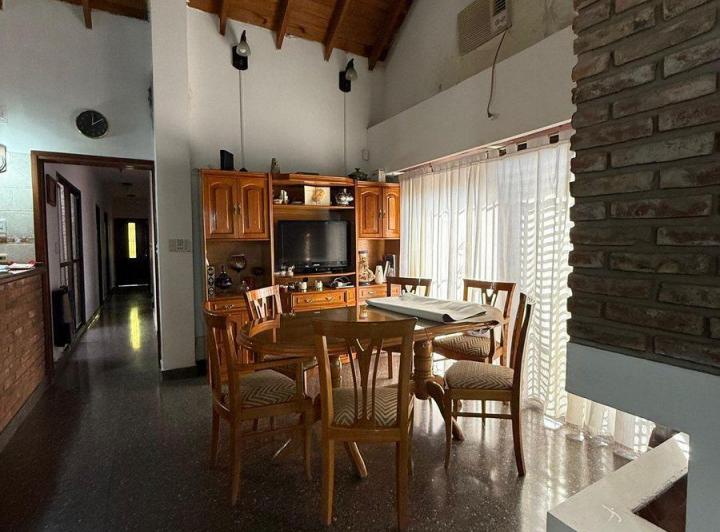 Casa · 210m² · 5 Ambientes · 4 Cocheras