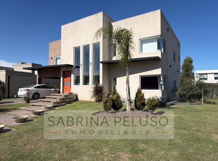 Casa · 230m² · 6 Ambientes · 2 Cocheras