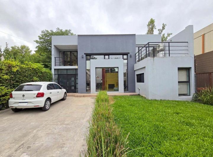 Casa · 190m² · 4 Ambientes · 1 Cochera