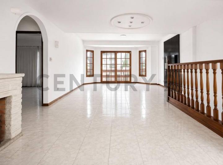 Casa · 209m² · 5 Ambientes · 2 Cocheras