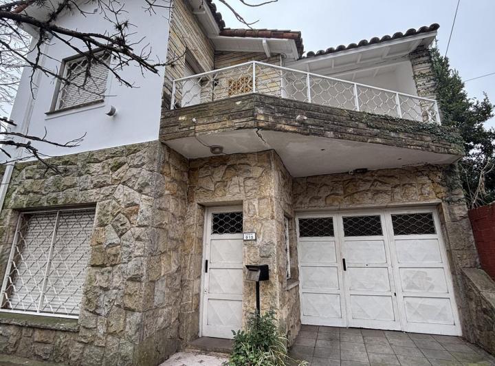 Casa · 233m² · 5 Ambientes · 2 Cocheras