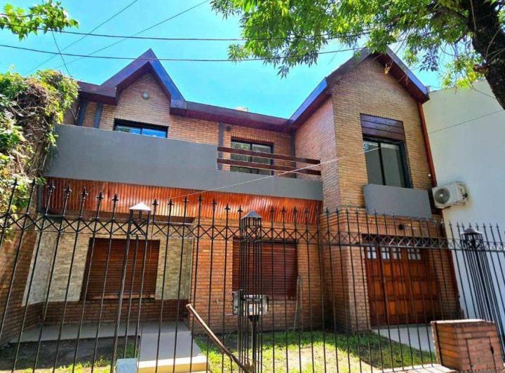 Casa · 190m² · 6 Ambientes · 2 Cocheras