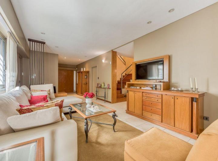 Casa · 330m² · 5 Ambientes · 2 Cocheras