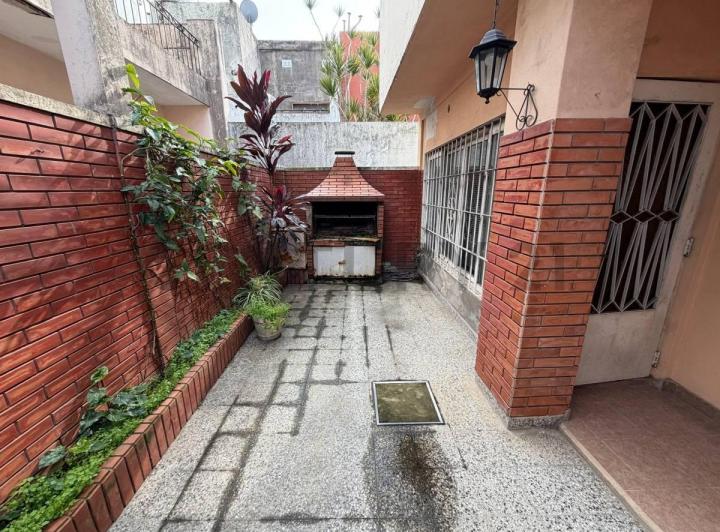 Casa · 74m² · 4 Ambientes · 1 Cochera