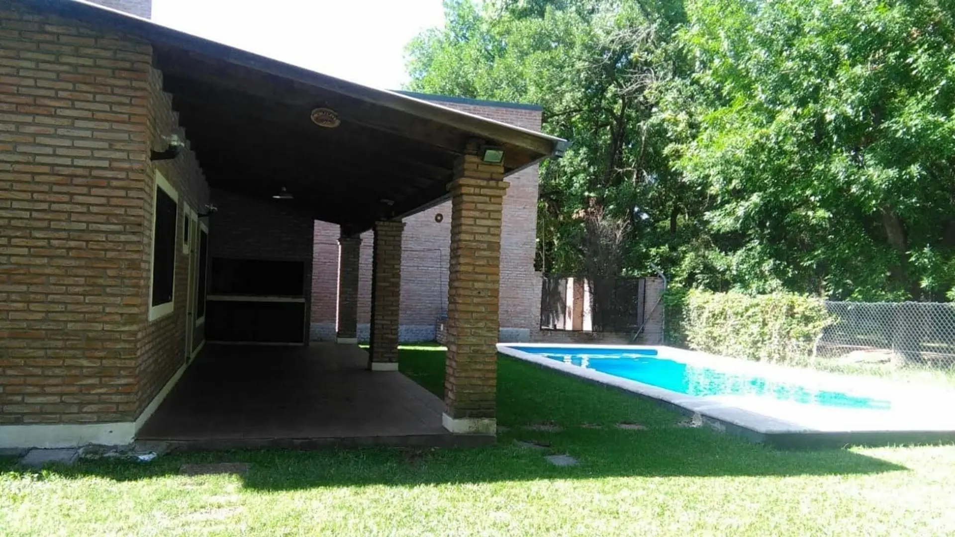 EXCELENTE CASA CON PILETA EN VENTA EN FUNES