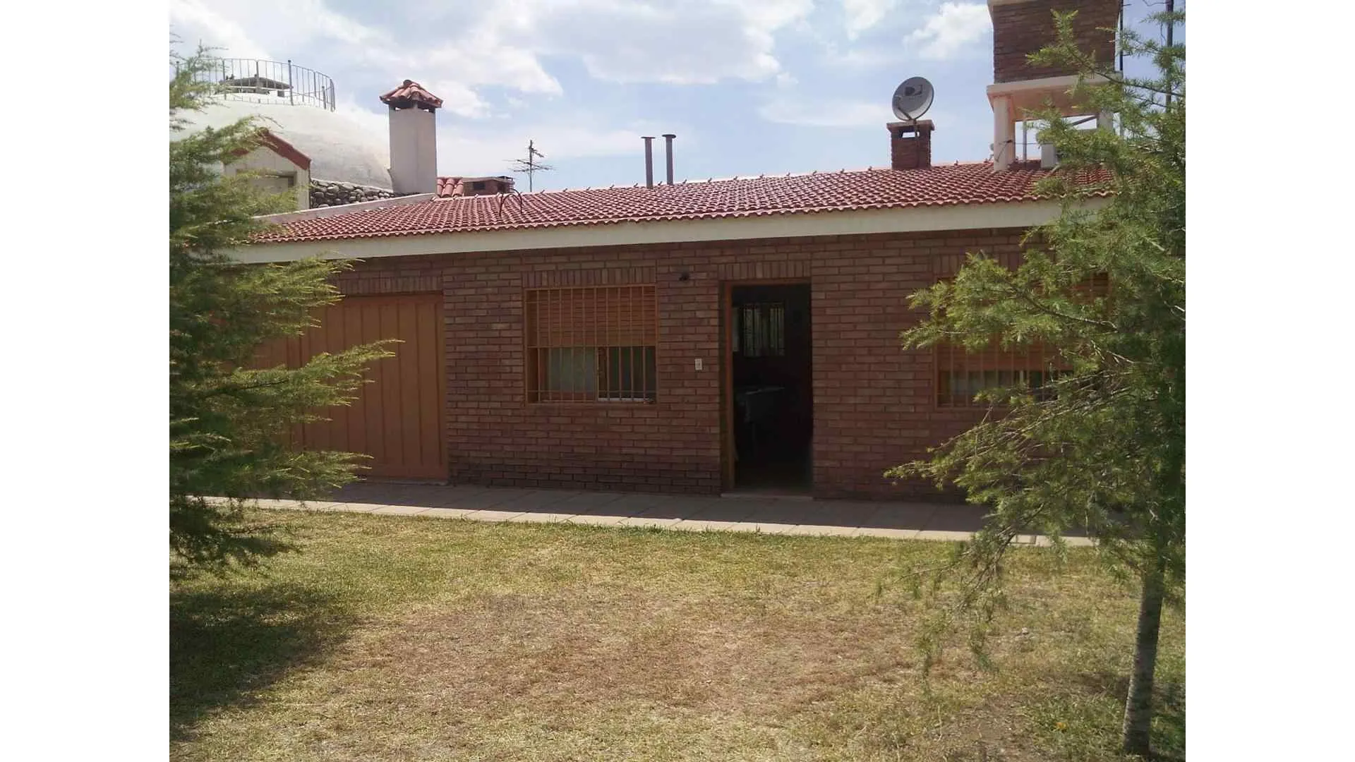 "Gran Casa con hermosa vista al lago y las sierras"